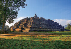 3月 ボロブドゥール寺院遺跡群 インドネシア 魅惑の世界遺産 2022年カレンダーの画像
