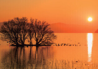 12月 琵琶湖 竹生島と夕陽(滋賀) 天地自然・森田敏隆写真集 2022年カレンダーの画像